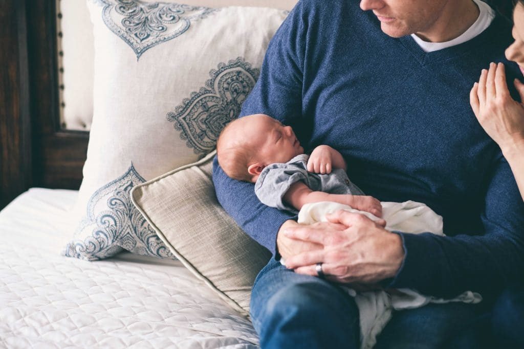 Share more than 124 newborn poses with parents best - xkldase.edu.vn