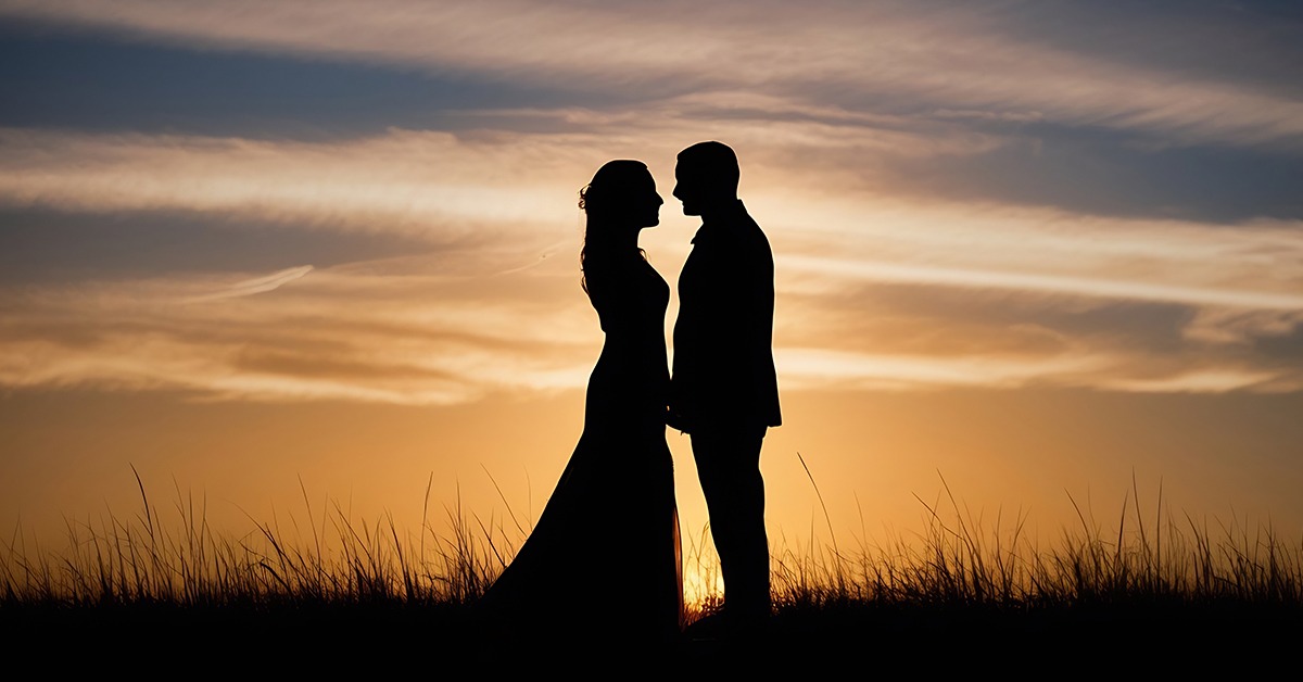 sunset wedding couple pose romantic golden hour photography